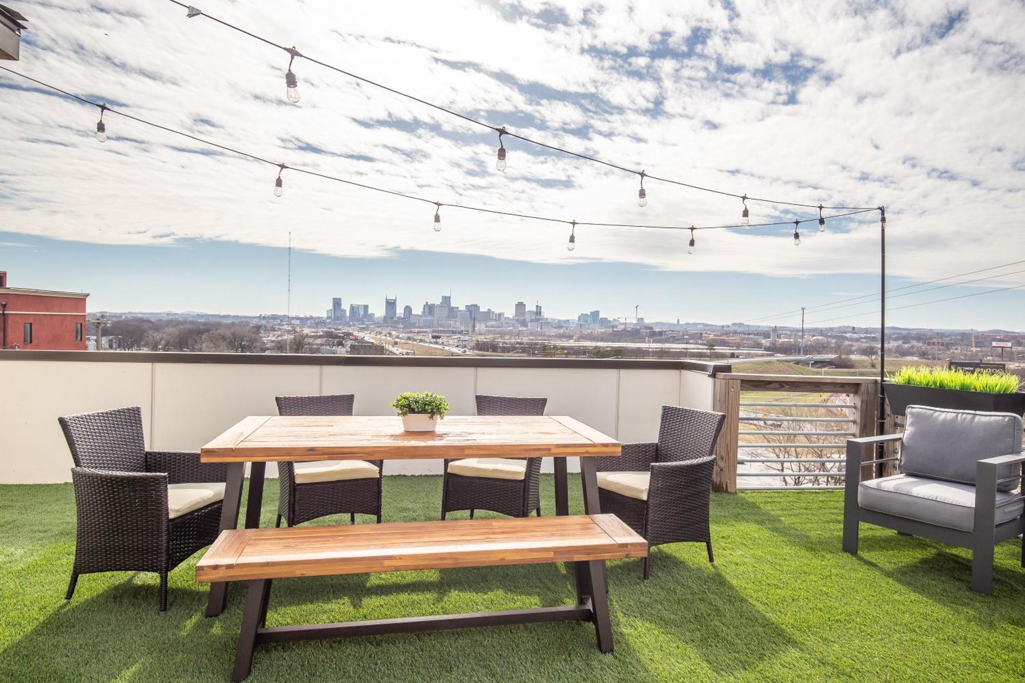 Whiskey House With Rooftop Golf, City Views! 8Min To Downtown! Sleeps 9! Nashville Exteriör bild