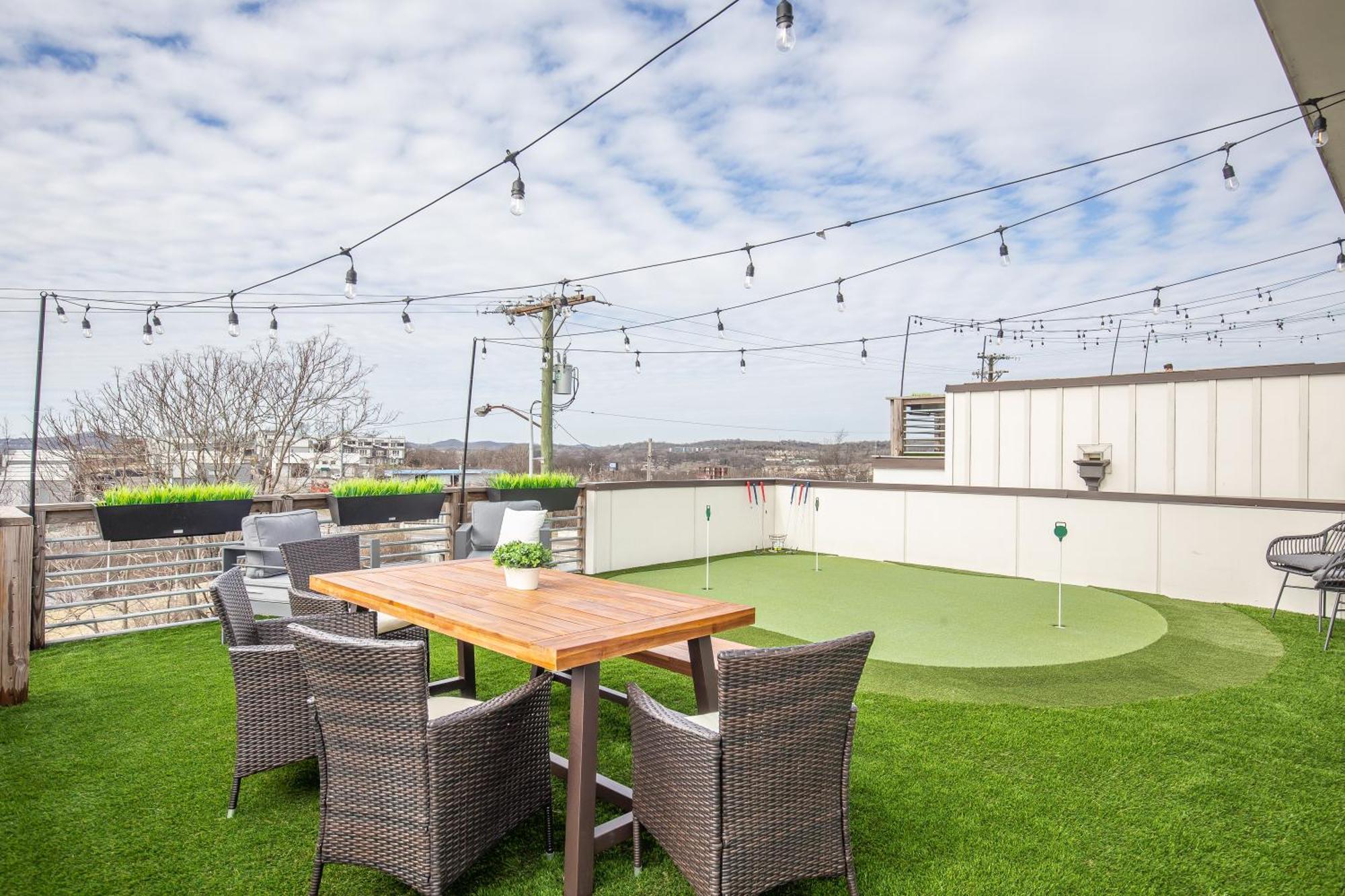 Whiskey House With Rooftop Golf, City Views! 8Min To Downtown! Sleeps 9! Nashville Exteriör bild
